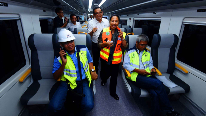 Menteri BUMN Rini Soemarno (tengah) berjalan di antara kursi Kereta Bandara 