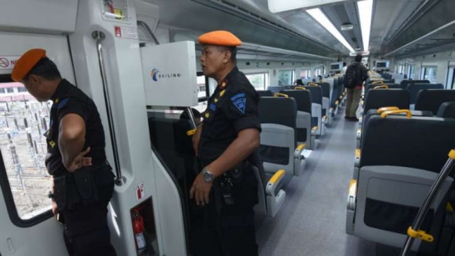 Gerbong kereta bandara saat diuji coba dari Stasiun Bandara Soekarno-Hatta menuju Stasiun Sudirman Baru di Jakarta pada Selasa, 28 November 2017.