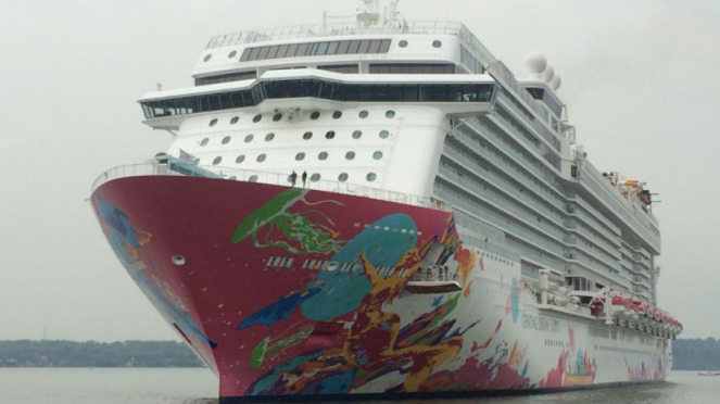 Kapal pesiar Genting Dream saat berlabuh di Pelabuhan Tanjung Perak Surabaya.