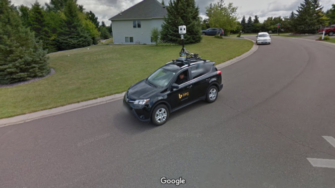Street View Google menampilkan Bing Street side.