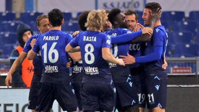 Para Pemain Lazio merayakan gol Senad Lulic (kedua dari kanan)