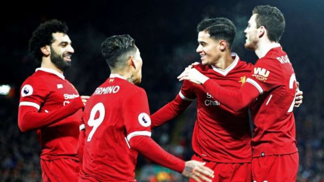 Para pemain Liverpool merayakan gol Philippe Coutinho (kedua dari kanan)