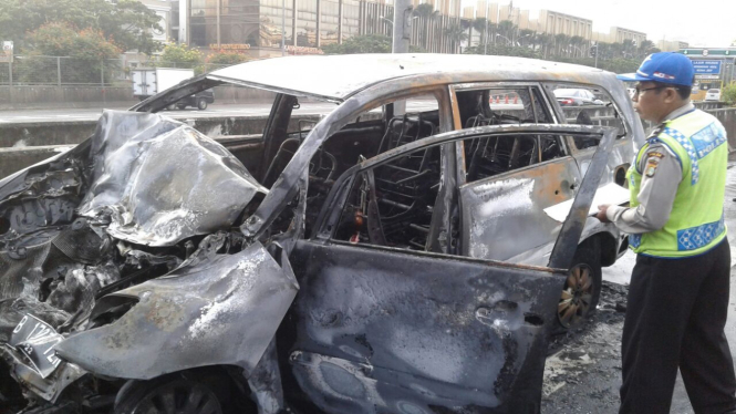 Mobil Innova hangus terbakar di Tengah jalan tol JORR Km 1 arah Bandara Soetta.