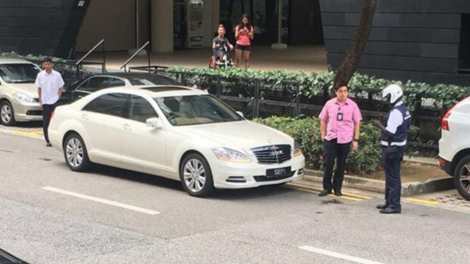 Polisi hendak menilang mobil Presiden Singapura.