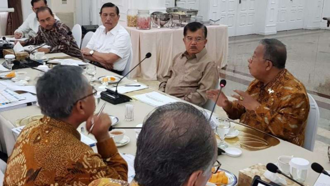 Wakil Presiden Jusuf Kalla kumpulkan sejumlah menteri, Rabu, 27 Desember 2017.