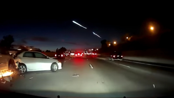 Kecelakaan mobil terjadi saat roket Falcon 9 meluncur