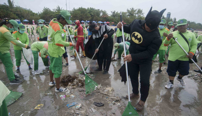 Wow, Ada Superhero Bersihkan Pantai di Bali