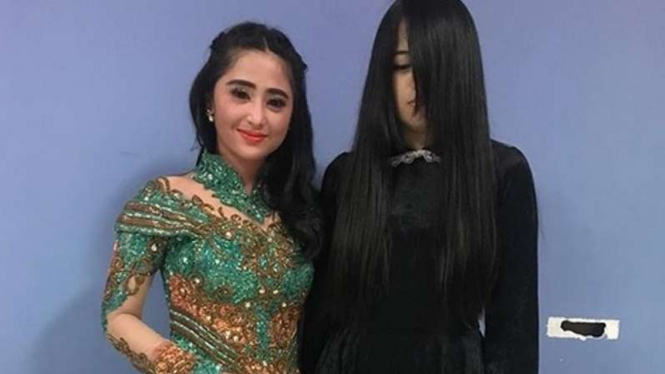 Dewi Perssik dan The Sacred Riana