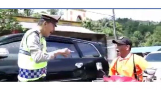 Kena Razia Polisi Pura-pura Bisu, Ujungnya Bikin Ngakak
