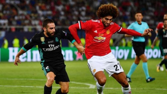 Gelandang muda Manchester United, Marouane Fellaini (kanan)