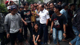 Telantar, Puluhan Slanker Dipulangkan Dinas Sosial