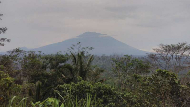 Gunung Agung di Bali dilaporkan erupsi lagi dengan menyemburkan abu vulkanik setinggi satu kilometer pada pukul 04.55 Wita, Kamis, 28 Desember 2017.