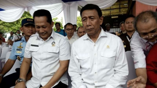 Kepala BNN Komisaris Jenderal Budi Waseso (kiri) dan Menko Polhukam Wiranto di Tangerang, Banten, pada Kamis, 28 Desember 2017.