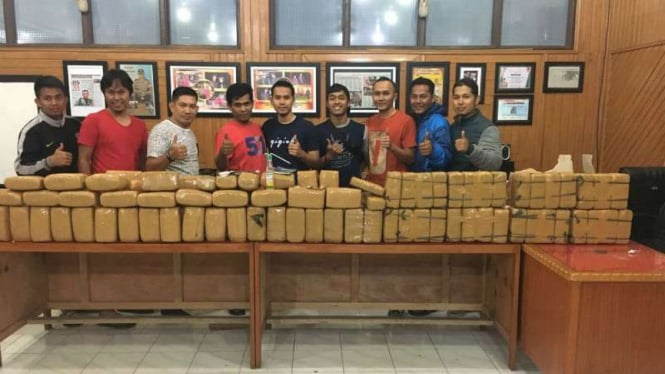 Tim Polres Kota Solok di Sumatera Barat menunjukkan barang bukti puluhan paket ganja asal Aceh hasil penindakan upaya penyelundupan pada Rabu, 27 Desember 2017.