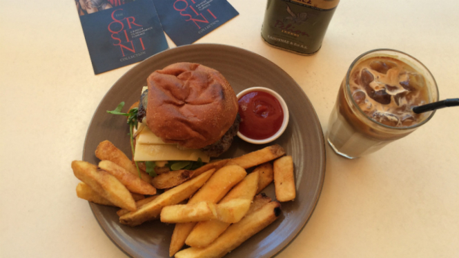 Beef burger dan iced latte di Mojo Coffee, Auckland, Selandia Baru.