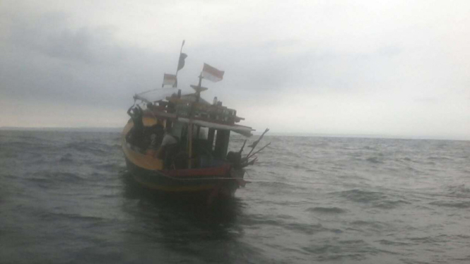 Sebuah kapal pencari ikan berpenumpang lima nelayan asal Pelabuhan Batang yang terombang-ambing selama empat hari di perairan Semarang, Jawa Tengah.