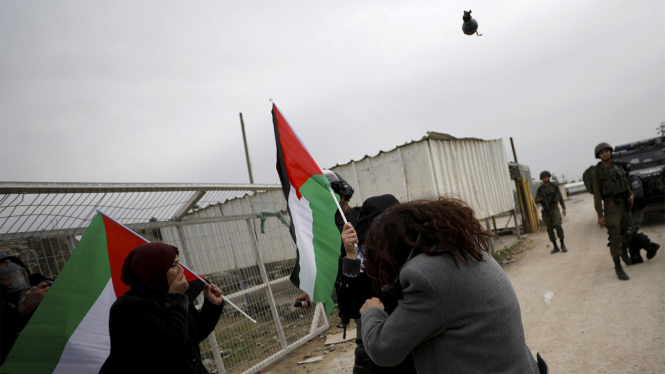 Perempuan Palestina bentrok dengan tentara Israel.
