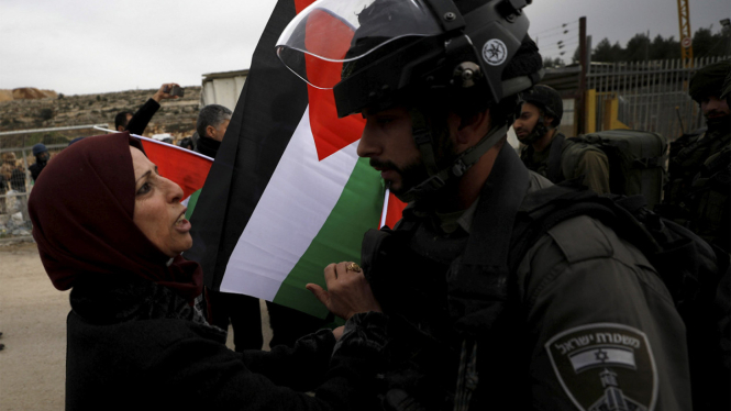 Tentara Israel Bentrok dengan Wanita Palestina