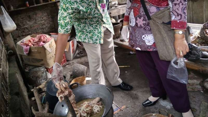  Jeroan bangkai anjing yang sedang direbus Sukardi saat digerebek kepolisian Yogyakarta, Kamis (28/12/2017)