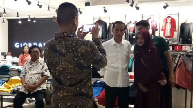 Ketua DPD Osman Sapta duduk kelelahan menemani Presiden Jokowi.