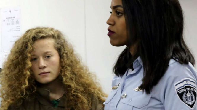 Remaja Palestina Ahed Tamimi memasuki ruang sidang militer.