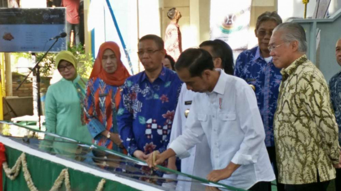 Presiden Joko Widodo saat meresmikan Pasar Tengah di Kota Pontianak.