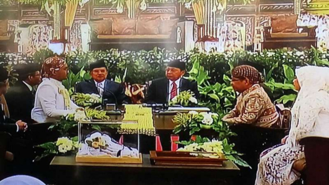 Wakil Presiden Jusuf Kalla dan Wakil Presiden kesebelas Boediono menjadi saksi akad nikah putri Menteri Sekretaris Negara Pratikno di Yogyakarta pada Jumat 29 Desember 2017.