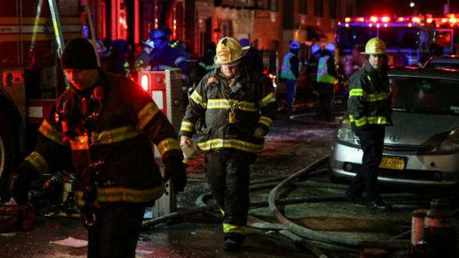 Pemadam di kebakaran gedung apartemen di Bronx, New York