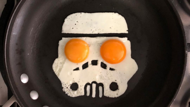 Telur mata sapi berbentuk Stormtrooper.