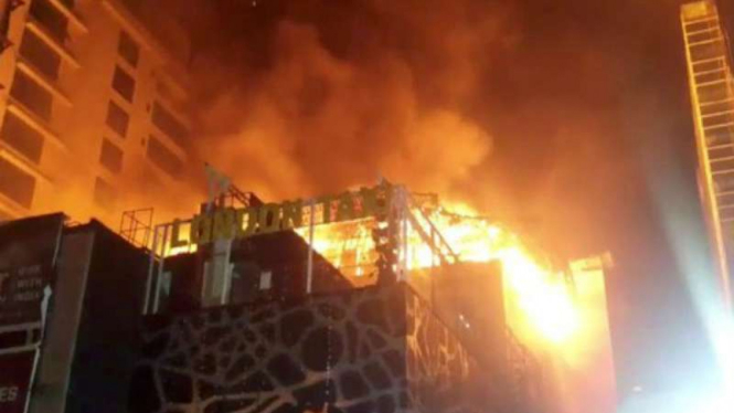 Api melalap sebuah restoran di area Kamila Mills, Mumbai. 14 orang tewas.