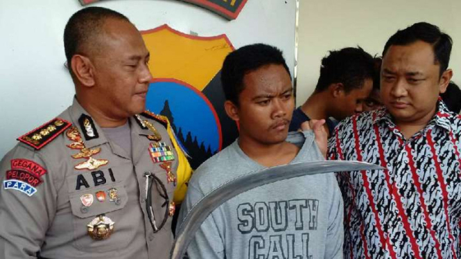 Kepala Polrestabes Semarang Komisaris Besar Polisi Abiyoso Seno Aji saat menunjukkan tersangka anggota geng motor setelah ditangkap pada Jumat, 29 Desember 2017.