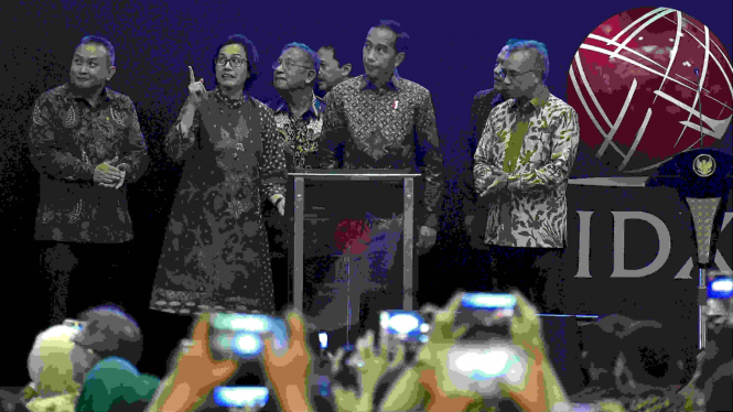 Presiden Jokowi bersiap menutup perdagangan saham di Gedung BEI.