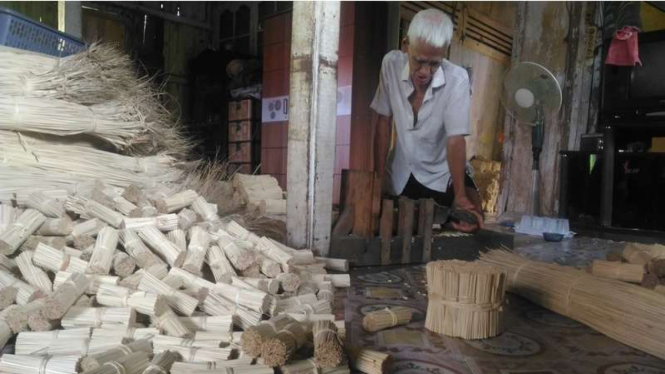 Proses pemotongan rokok Nipah atau Pucuk yang dilakukan oleh seorang pekerja di Kota Palembang Sumatera Selatan, Jumat (29/12/2017)