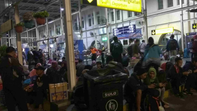 Lonjakan penumpang di Stasiun Pasar Senen