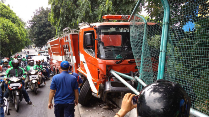 Truk Pemadam Kebakaran menabrak pembatas jalan layang Kemanggisan