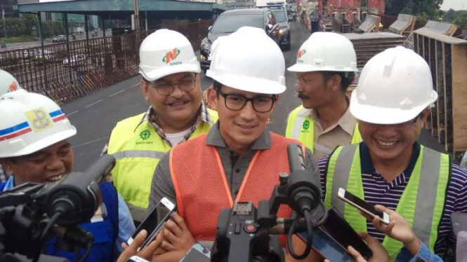 Sandiaga Uno saat memeriksa pengerjaan proyek flyover Pancoran.