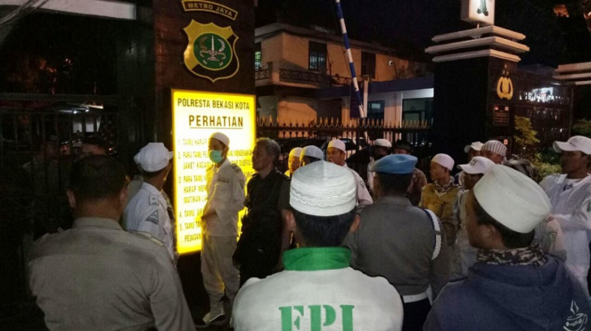 Anggota FPI berjaga-jaga di depan Polres Metro Bekasi Sabtu malam