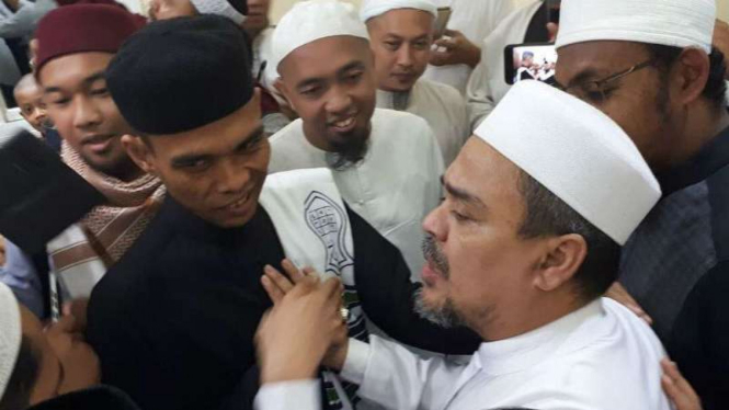 Ustaz Abdul Somad bertemu imam besar Front Pembela Islam, Rizieq Shihab, di Mekkah, Arab Saudi, Sabtu siang, 30 Desember 2017.