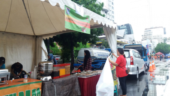 Stand kuliner di car free night Tahun Baru di Thamrin.