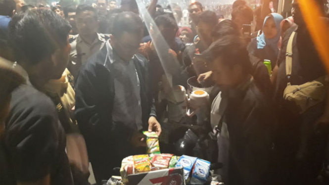 Gubernur DKI Jakarta Anies Baswedan membeli minuman usai perayaan tahun baru