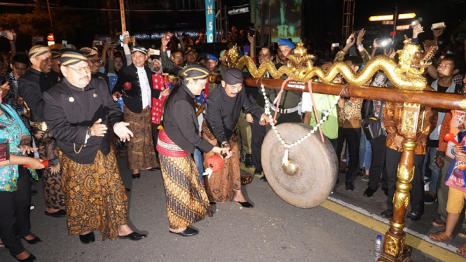 Wali Kota Solo FX Rudyatmo memukul gong di malam tahun baru