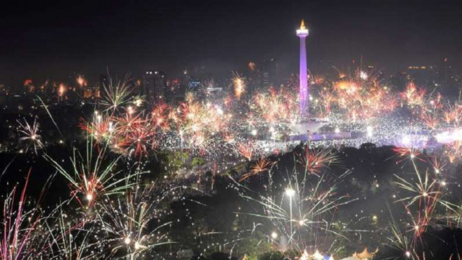Ilustrasi pesta kembang api di malam tahun baru di Jakarta Indonesia