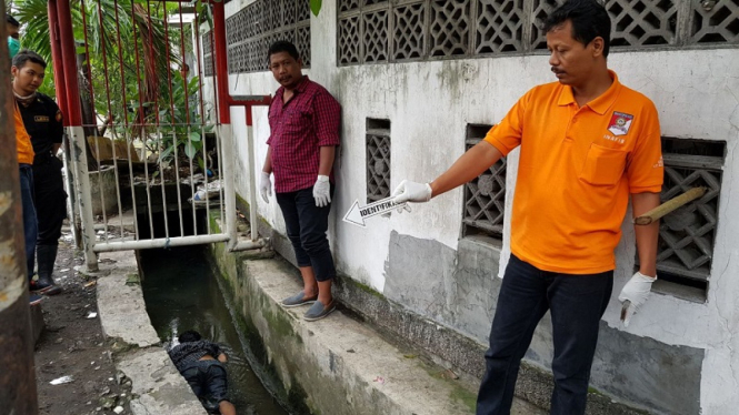 Sesosok mayat pria ditemukan di selokan, Ngagel, Surabaya