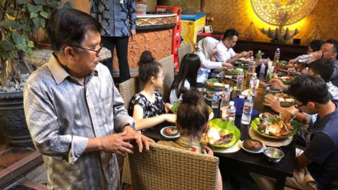 Wakil Presiden Jusuf Kalla saat makan malam bersama cucu.