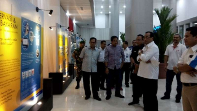 Menteri Perhubungan, Budi Karya Sumadi, menginspeksi kesiapan pengoperasian kereta bandara pada Senin malam, 1 Januari 2018.