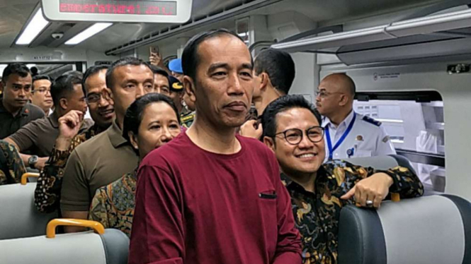 Presiden Joko Widodo saat meresmikan Kereta Api Bandara Soetta.