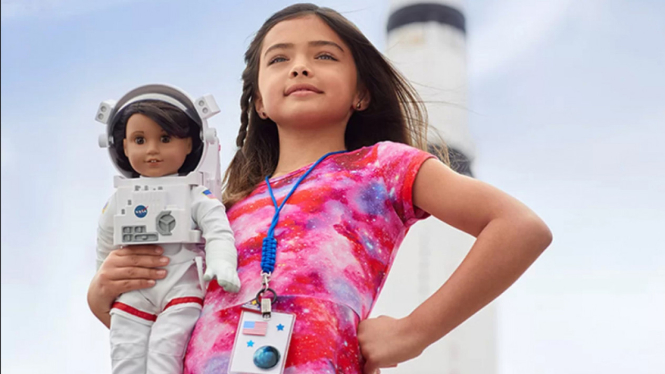  Luciana Vega memegang Boneka Vega buatan NASA