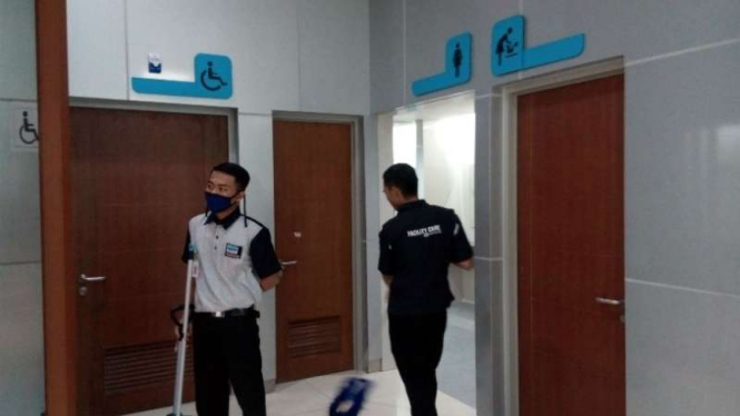 Fasilitas toilet khusus difabel atau penyandang disabilitas di stasiun kereta Bandara Soekarno-Hatta.