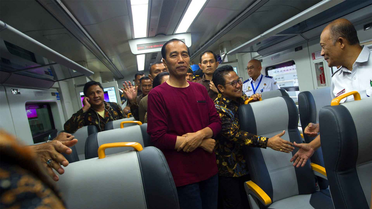 Foto Berkaus Resmikan Kereta, Jokowi: Ke Stasiun Masa Pakai Jas