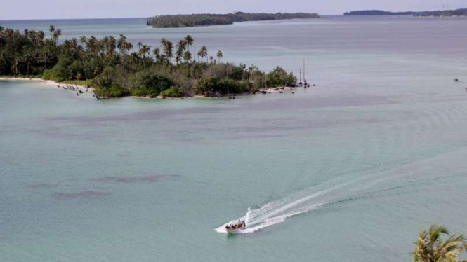 Keindahan Kepulauan Banyak dari atas mercusuar yang berada di Pulau Rangik, Kecamatan Pulau Banyak, Aceh Singkil.